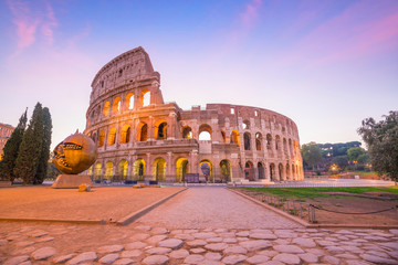 Naklejka premium Widok Koloseum w Rzymie o zmierzchu
