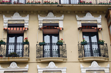 Fenster und Balkone in San Sebastian