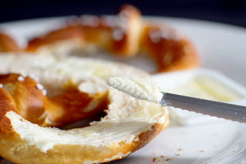 Frische Butterbreze im Studio fotografiert
