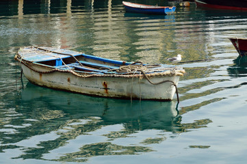 Fischerboot im Hafen von San Sebastian