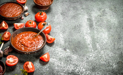 Tomato sauce with spices and herbs.