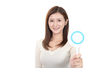 正解のマークを持つ女性