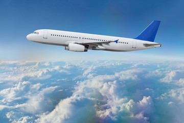 Obraz premium Komercyjny samolot latający nad chmurami.