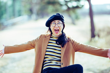 陽気な日本人女性 屋外ポートレート