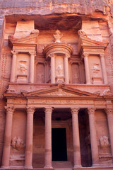 Obraz premium Al-Khazneh temple in the ancient Arab Nabatean Kingdom city of Petra, Jordan