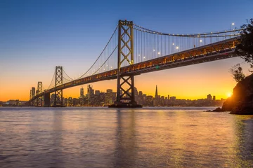 Rolgordijnen De skyline van San Francisco met Oakland Bay Bridge bij zonsondergang, Californië, VS © JFL Photography