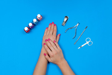Naklejka premium Nail salon. Beautiful female hands with pink manicure.