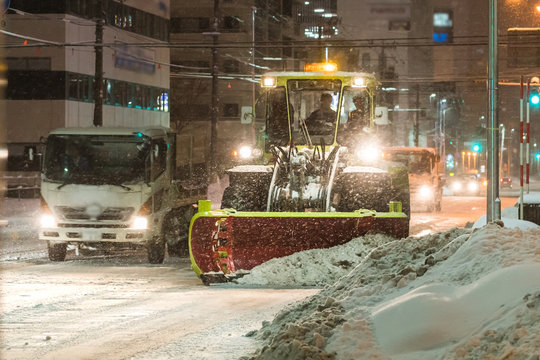 夜の街を除雪する重機 / 北海道 札幌市の風景