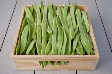 caja de madera con alubias verdes 