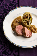 Schweinefilet mit Gemüsestrudl und Zwiebelsauce