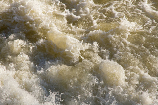 Espuma de borbotones de agua en torrente de rio