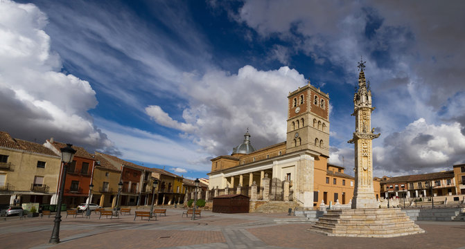 Vista panor&aacute;mica de la Plaza de Villalon de Campos con el Rollo (Siglo G&oacute;tico - XVI) y la Iglesia de San Miguel. Valladolid Espa&ntilde;a 