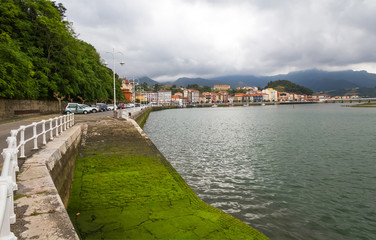 Vista general de la localidad costera de  Ribadesella . Con paseo marítimo, edificios y darsena. Asturias. España
