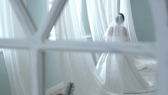 Bride at photo shooting, reflection in mirror