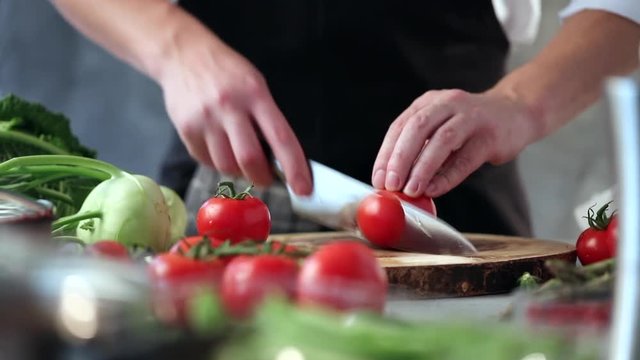 Chefkoch in der K&uuml;che mit Frischem Gem&uuml;se