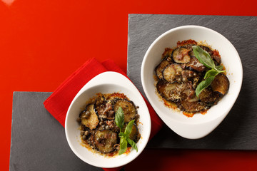 Gratinierte Auberginen mit Kapern und einem Basilikumblatt