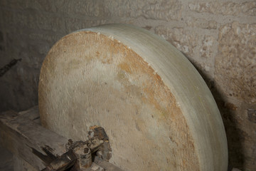 Schleifstein im Kloster Fontenay, Burgund, Frankreich
