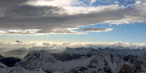 Himmel und Wolken über dem Gipfel