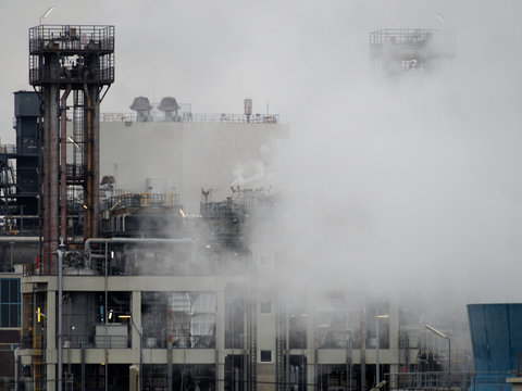 Chemische Industrie an einem d&auml;mmerigen Wintertag