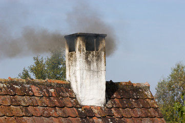 Rauchender Hauskamin