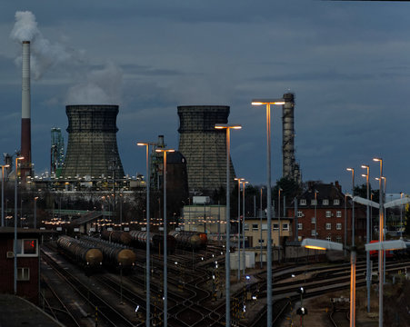 Chemische Industrie an einem d&auml;mmerigen Wintertag