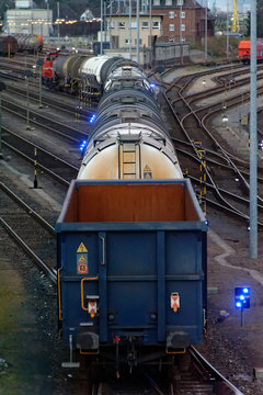Eisenbahn in chemischer Industrie an einem d&auml;mmerigen Wintertag