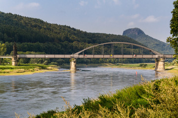 Blick auf die Elbe mit Eisenbahnbrücke bei Bad Schandau