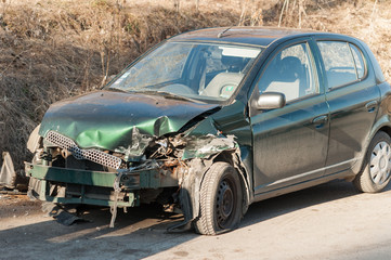 Obraz na płótnie Canvas Green car have an accident