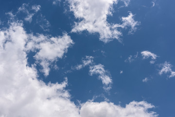 Formas de nubes en un cielo azul