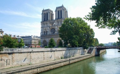 Fototapeta na wymiar Catedral de Notredame, París