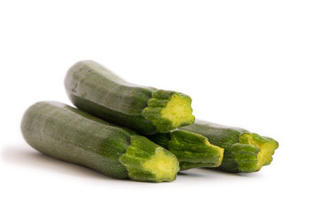 Zucchini freigestellt auf weißem Hintergrund