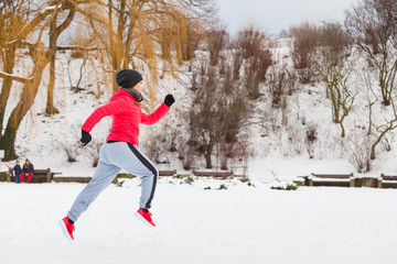 Fototapeta na wymiar Woman wearing sportswear exercising outside during winter