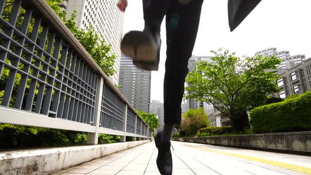 ジャンプして走る　ビジネスマン　スローモーション