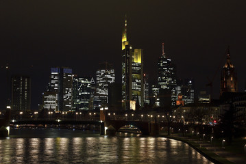 Fototapeta na wymiar Evening In Frankfurt.Evening Frankfurt after the New Year holidays enters the working regime.
