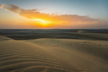 Die Wüste von Katar bei Sonnenuntergang