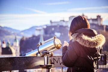 Touristin mit Fernrohr, Ausblick auf Festung Hohensalzburg, Salzburg