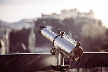 Fernrohr mit Ausblick auf Festung Hohensalzburg, Salzburg