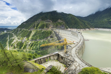 vue sur le grand réservoir d& 39 eau avec barrage et grue en Géorgie