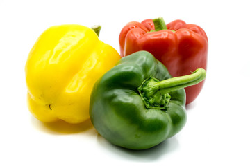 Gelber Grüner Roter Paprika Paprikas Gemüsepaprika isoliert freigestellt auf weißen Hintergrund,...
