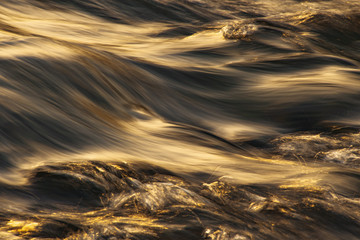 Wasser fließend und erneuerbar im golden Sonnenlicht