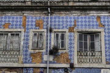 Fototapeta na wymiar Old colorful and tiled facades in Lisbon