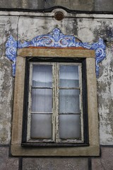 Obraz premium Old colorful and tiled facades in Lisbon
