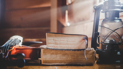 Obraz premium Two holy Bible with Violin on wooden table