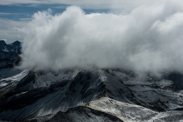 Wolken verhüllen die Alpengipfel