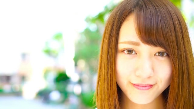 ウィンクする女性　スローモーション