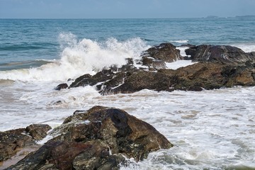 Fototapeta na wymiar Coast of the Indian Ocean in Sri Lanka.