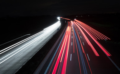 Leuchtspuren bei Nacht