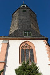 Fototapeta na wymiar ein steiler Blick von unten auf den alten Kirchturm am Schloss Rochlitz