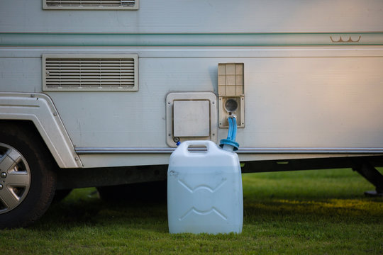 Wasserkanister an einem Wohnwagen