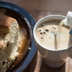 Kaffee mit Milch und Kuchen